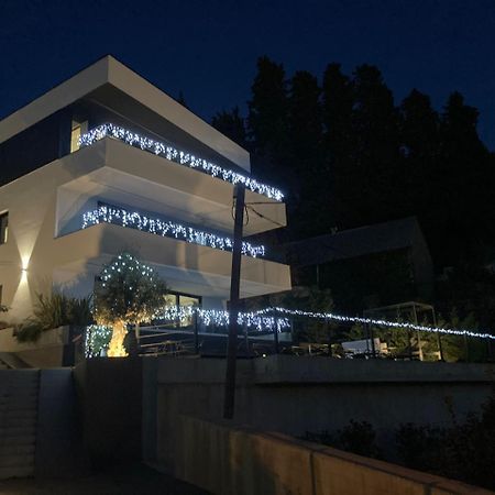 Aparthotel Villa V With Heated Pool 리예카 외부 사진