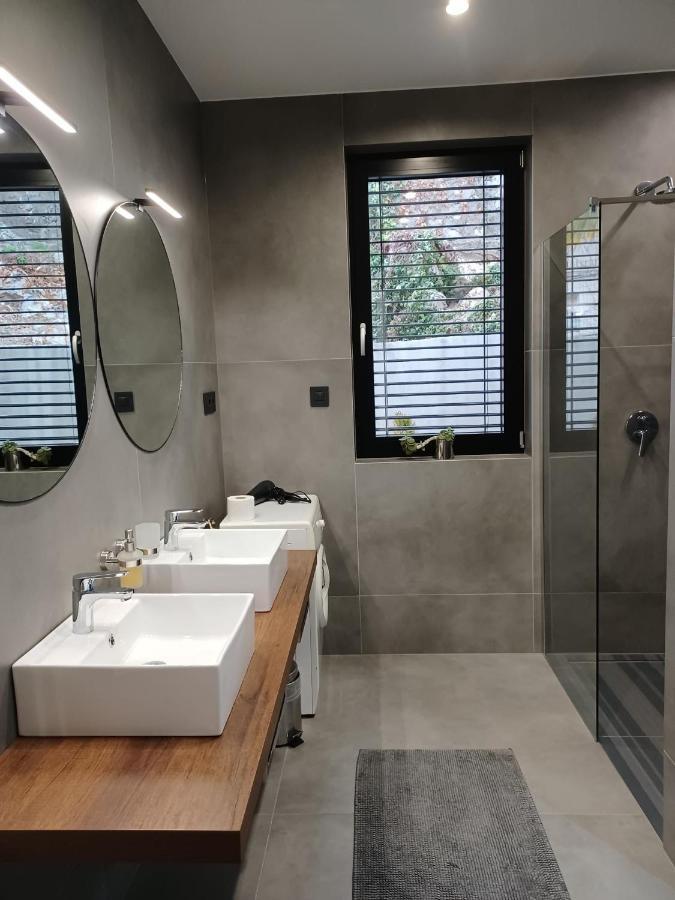 Aparthotel Villa V With Heated Pool 리예카 외부 사진