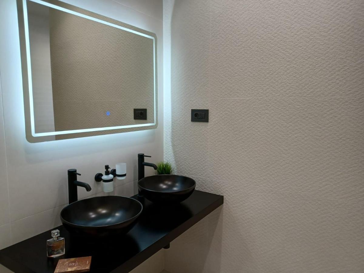 Aparthotel Villa V With Heated Pool 리예카 외부 사진