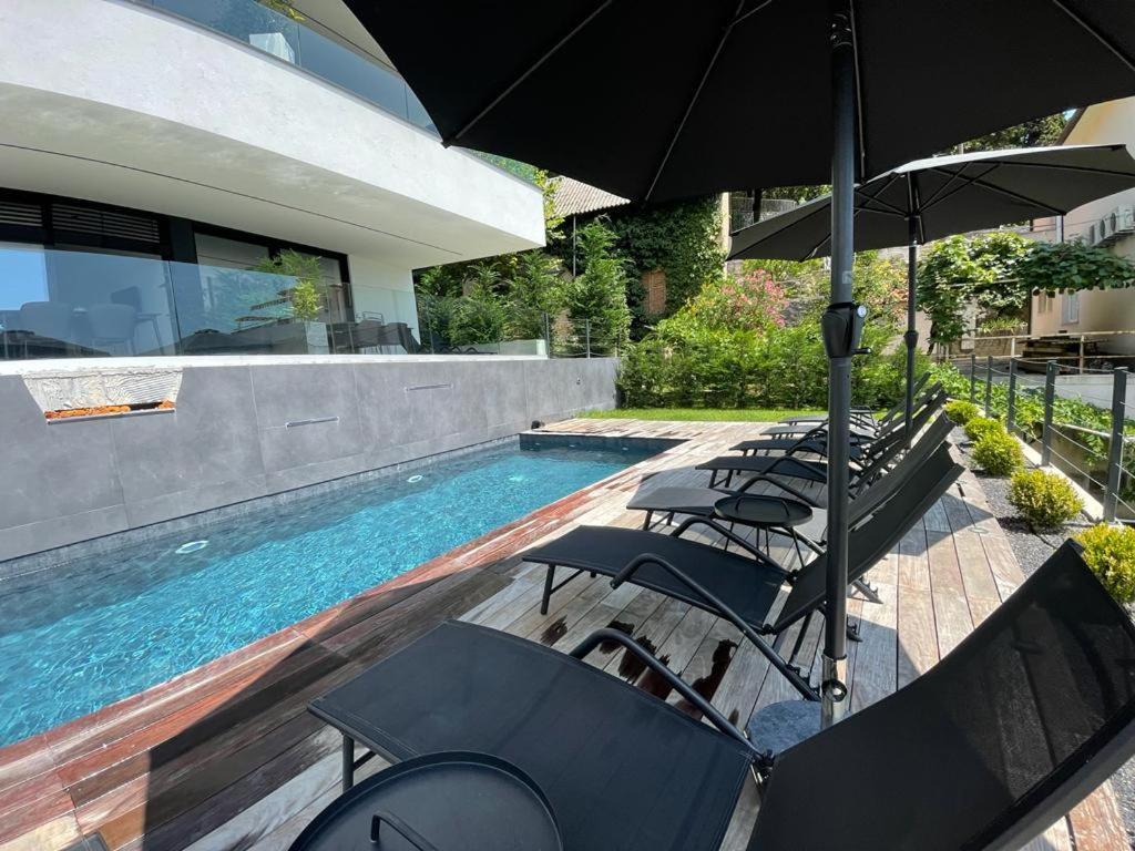 Aparthotel Villa V With Heated Pool 리예카 외부 사진