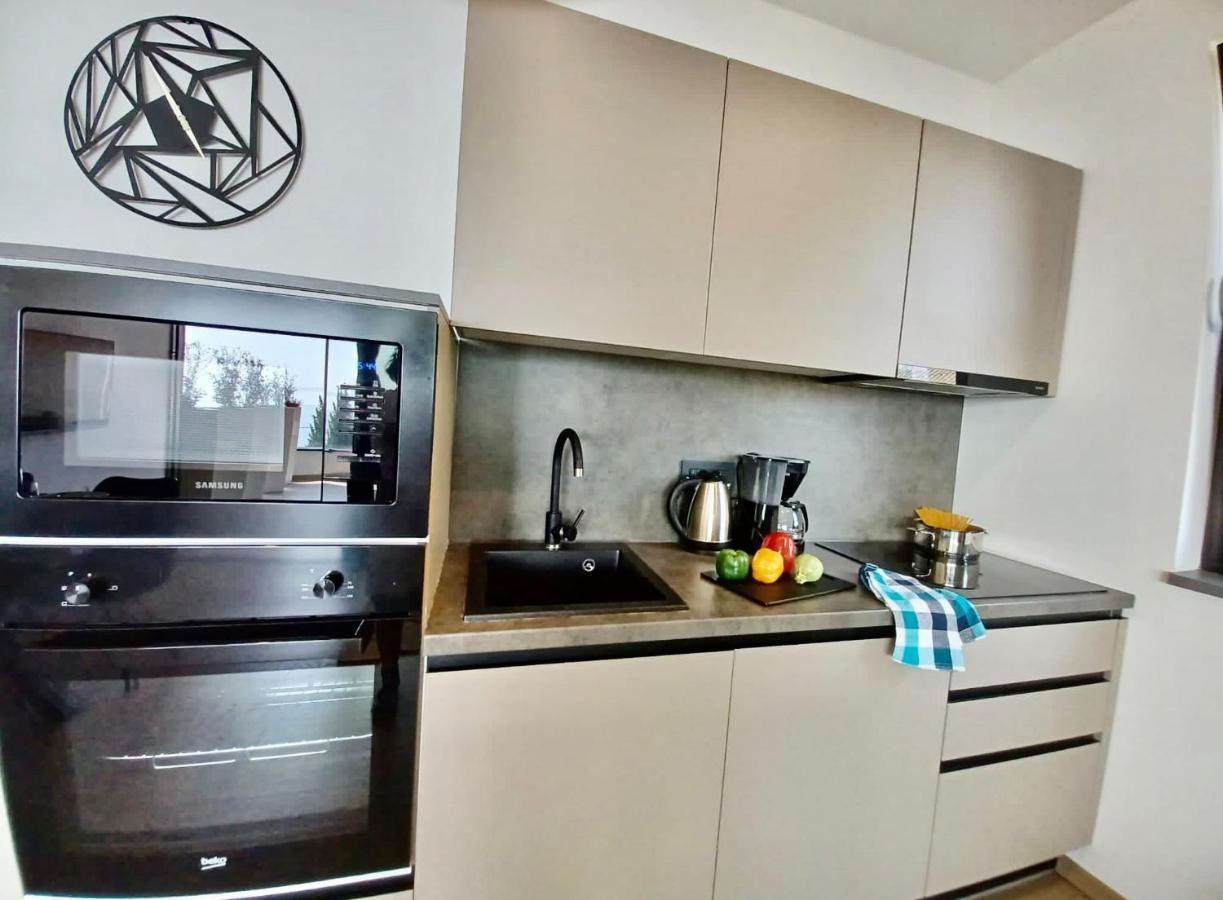 Aparthotel Villa V With Heated Pool 리예카 외부 사진
