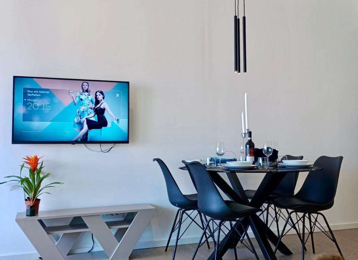 Aparthotel Villa V With Heated Pool 리예카 외부 사진
