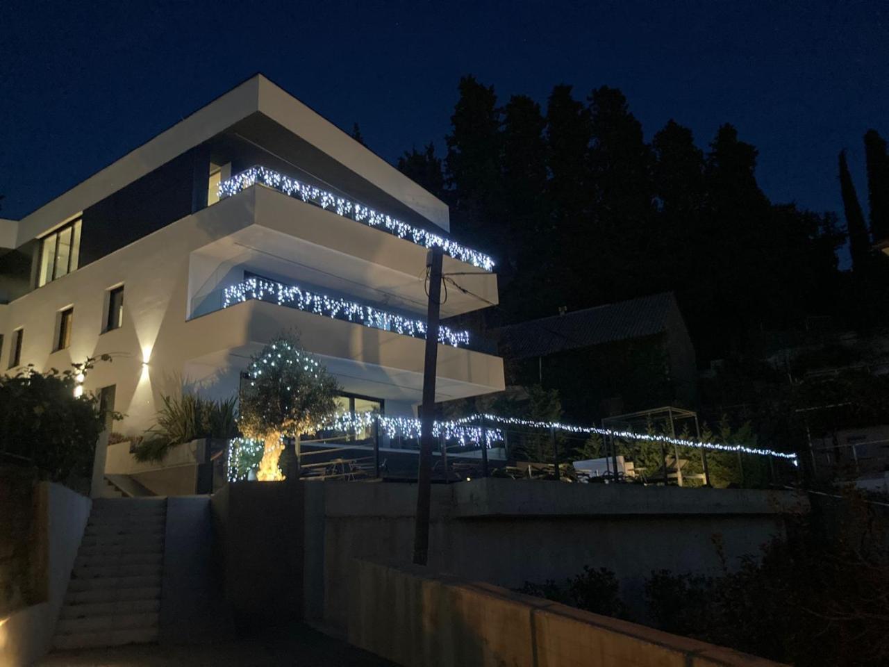 Aparthotel Villa V With Heated Pool 리예카 외부 사진